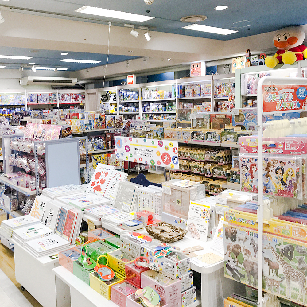 京王百貨店 新宿店のおもちゃ売り場の様子です。知育玩具やキャラクターなど、様々なアイテムが販売されています。