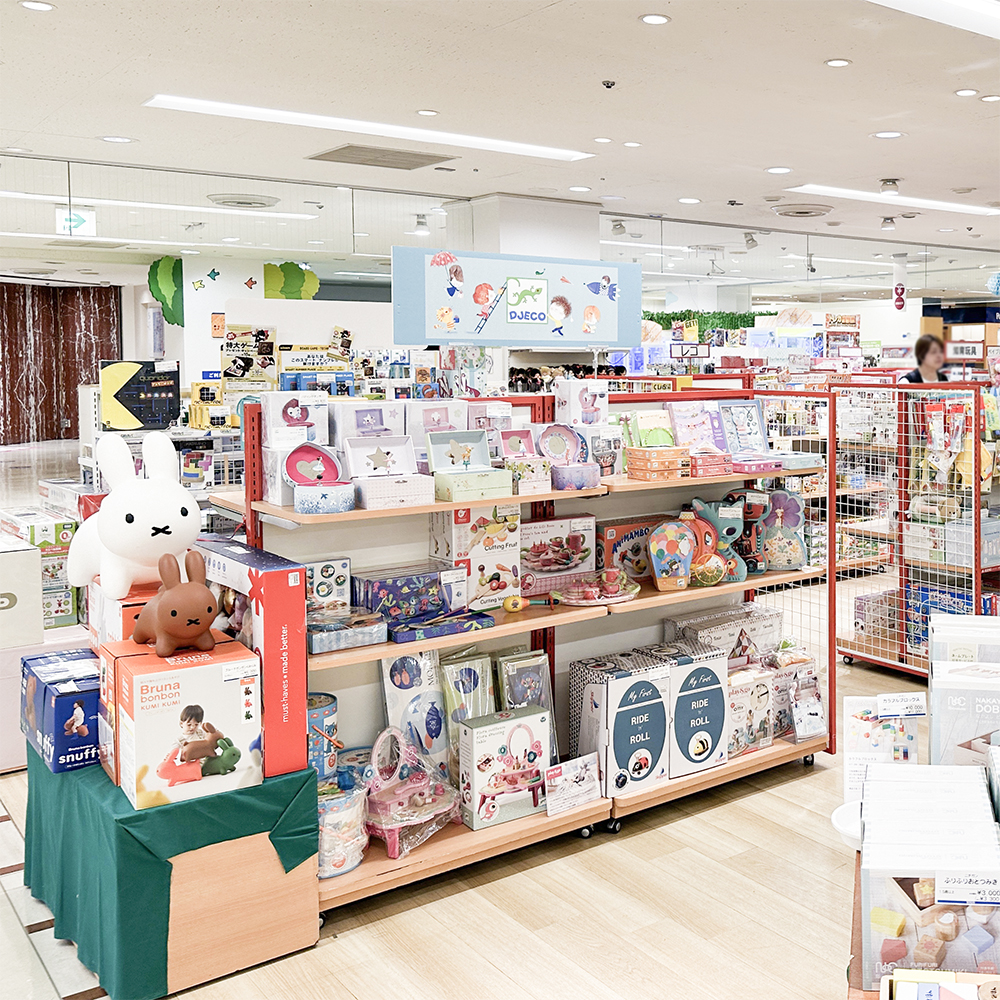そごう大宮店のおもちゃ売り場の様子です。DJECOのアイテムを多くお取り扱いいただいています。