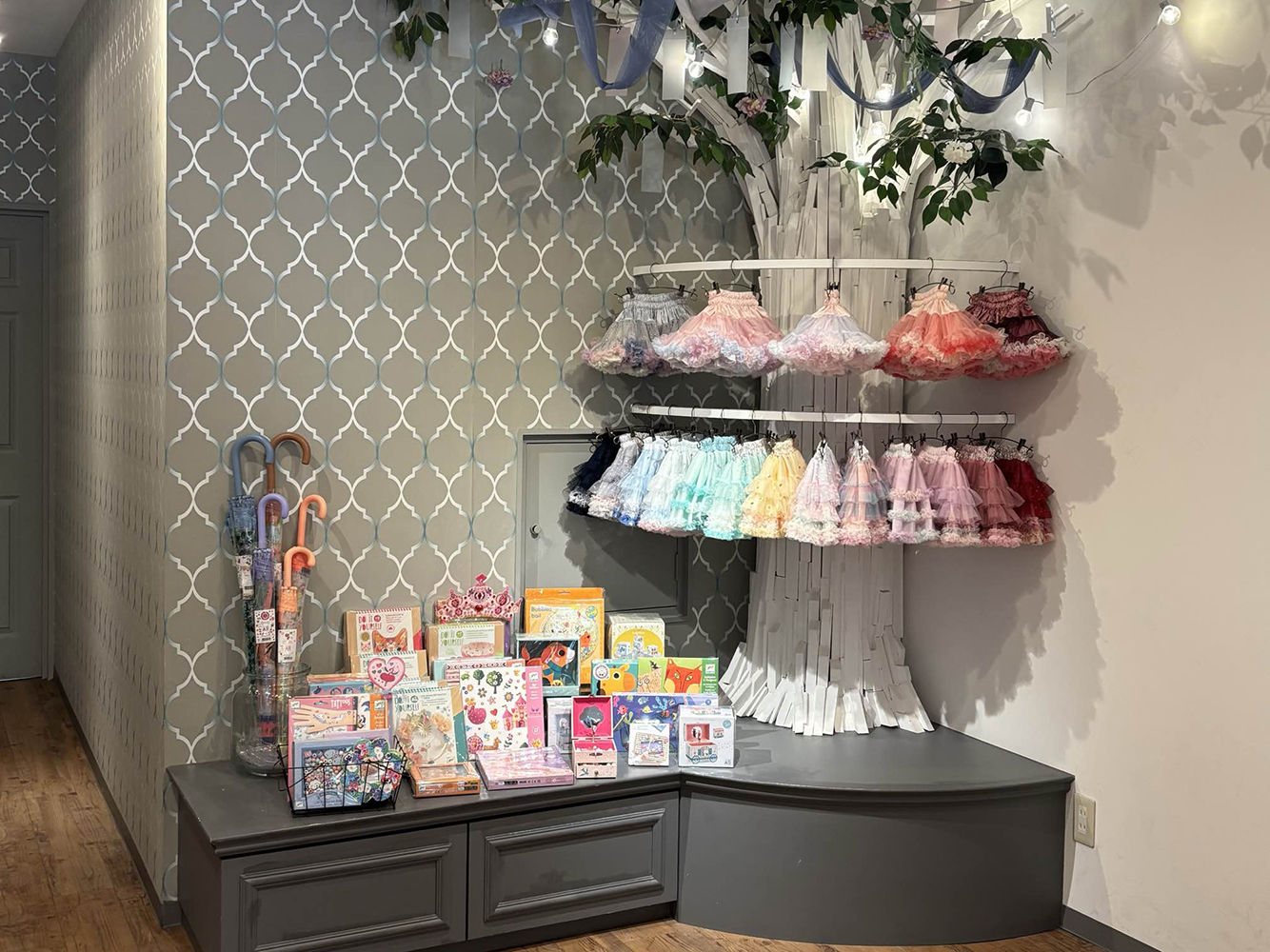 パンパンチュチュ 名古屋店のDJECOのアイテムが置いてある店内の様子です。