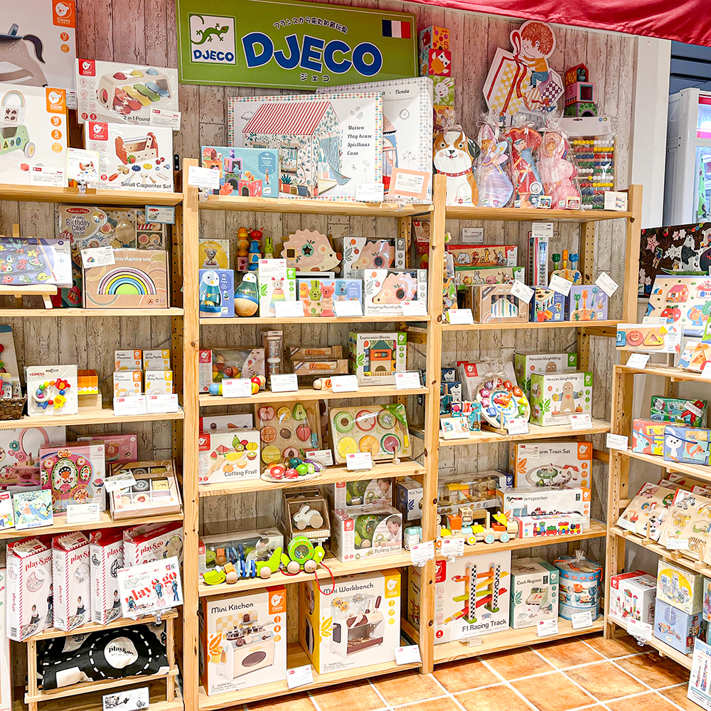 Baby&Kids代官山 新さっぽろ店の店頭の様子です。「DJECO」や「Classic world」の商品を多くお取り扱いいただいています。