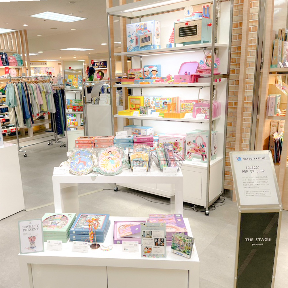 新潟伊勢丹の「DJECO ポップアップショップ」の店頭の様子です。アクセサリーキットやシールセットが並んでいます。