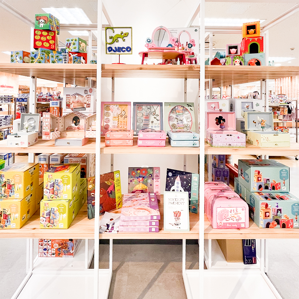 新潟伊勢丹玩具売り場ジェココーナーの様子です。定番の玩具から人気のアクセサリーキットなどが並んでいます。