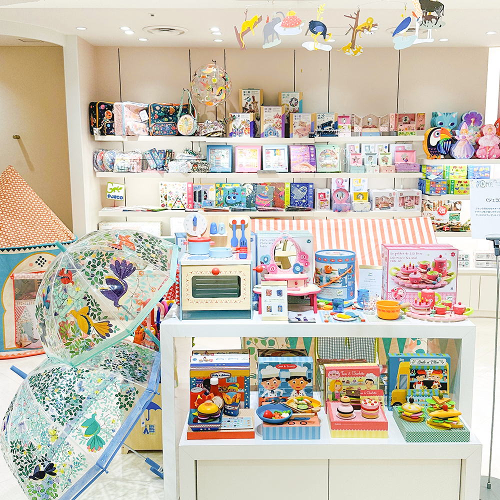 日本橋三越で開催されている「DJECO POP UP SHOP」の「店頭の様子です。知育玩具やオルゴールなどが店頭に並んでいます。