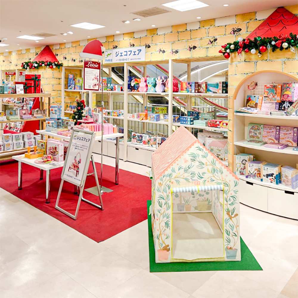 熊本県にある鶴屋百貨店にて『DJECO POP UP SHOP』を開催中です。キッズテントやおもちゃの展示も行っています。