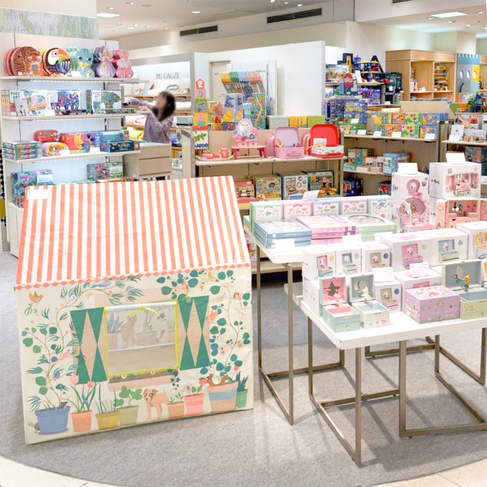 岩田屋本店の「DJECO POP UO SHOP」の様子です。オルゴール付きジュエリーボックスが多数展示されています。